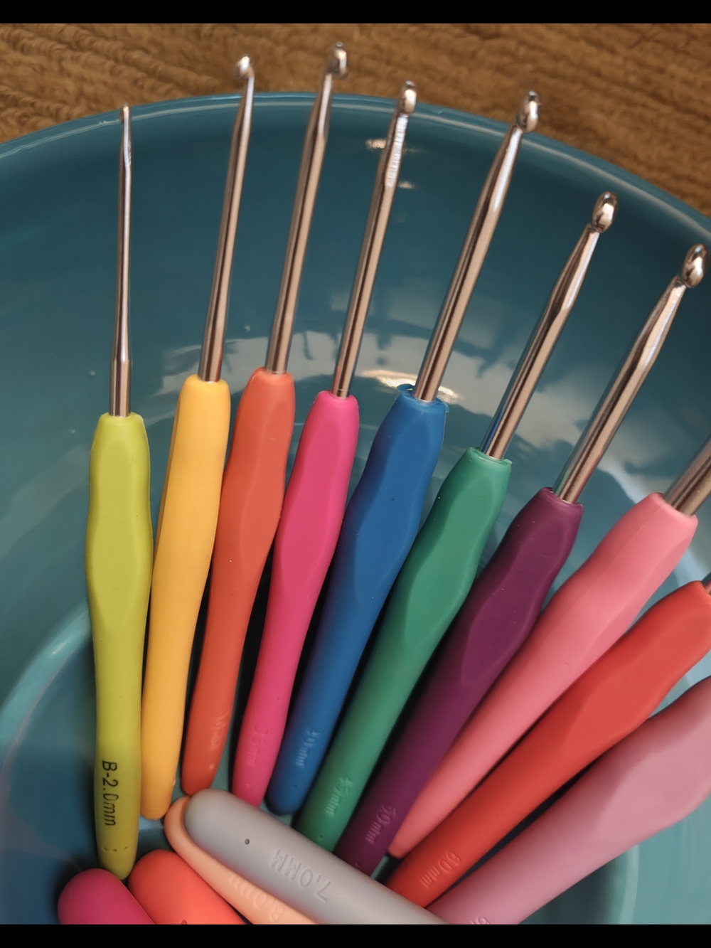 Silicone Grip Multicolor 14-Piece Ergonomic Crochet Hook Set - Picture 4 of 5